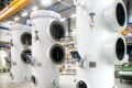 Drei weiße vollautomatische FAUDI Rückspülfilter für Seewasser-Filtration