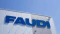 FAUDI Filtration-Technology-Logo auf dem Gebäude mit einer Beleuchtung