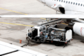 Ein Flugzeug wird durch einen fahrbaren Tank betankt