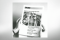 Schwarz-Weiß-Aufnahme einer historischen internationalen FAUDI Broschüre, welche von zwei Händen gehalten wird