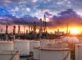 Öl- und Gasindustrie: Eine Raffinerie bei Sonnenuntergang 