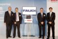 Vier Personen vor einer Leinwand und neben einem Bildschirm platziert, anlässlich der Verleihung des Bosch Supplier Awards