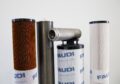 Verschiedene Filterkerzen auf weißem Hintergrund