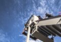 Zwei Menschen, die im Rahmen von einem Anlagen-Retrofit an einem Arm eines Unterdruckfilters arbeiten und sich auf der Anlage befinden.