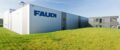 FAUDI Filtrationstechnologie/Filtration technology Fertigungshalle und Bürogebäude mit grünem Rasen 