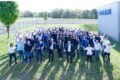 Gruppe von Menschen springt in die Luft