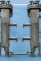 Zwei FAUDI Siebzylinderfilter für die Filtration von Bio-Öl auf dem blauen Hintergrund
